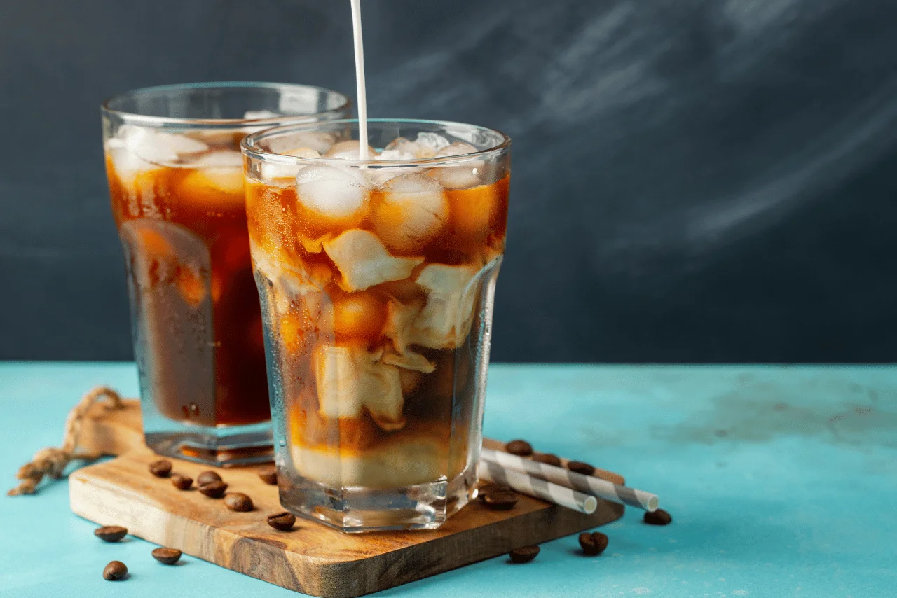 İki bardakta buzlu soğuk kahve servisi