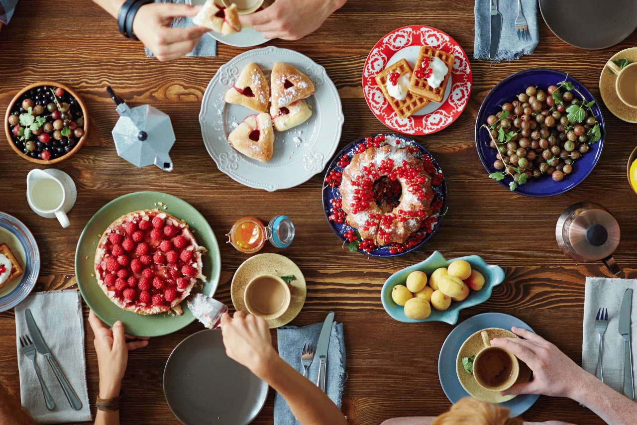 Kahvaltı sofrasında meyveler, kekler ve kolay tatlı tarifleri