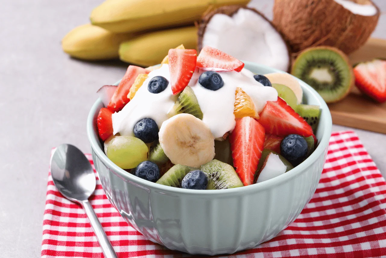 Taze meyvelerle hazırlanmış sağlıklı tatlı kasesi