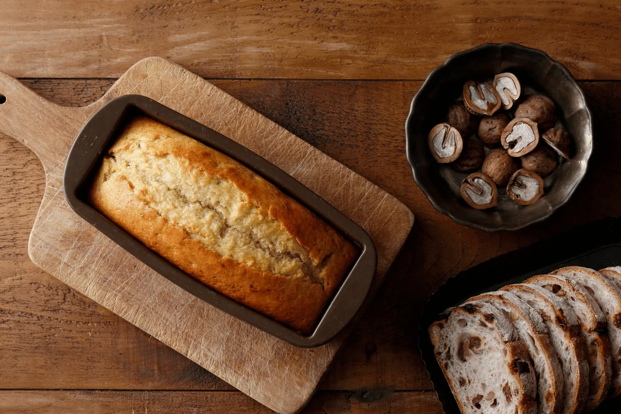 Unsuz kek yapımı için malzemeler ve pişmiş kek