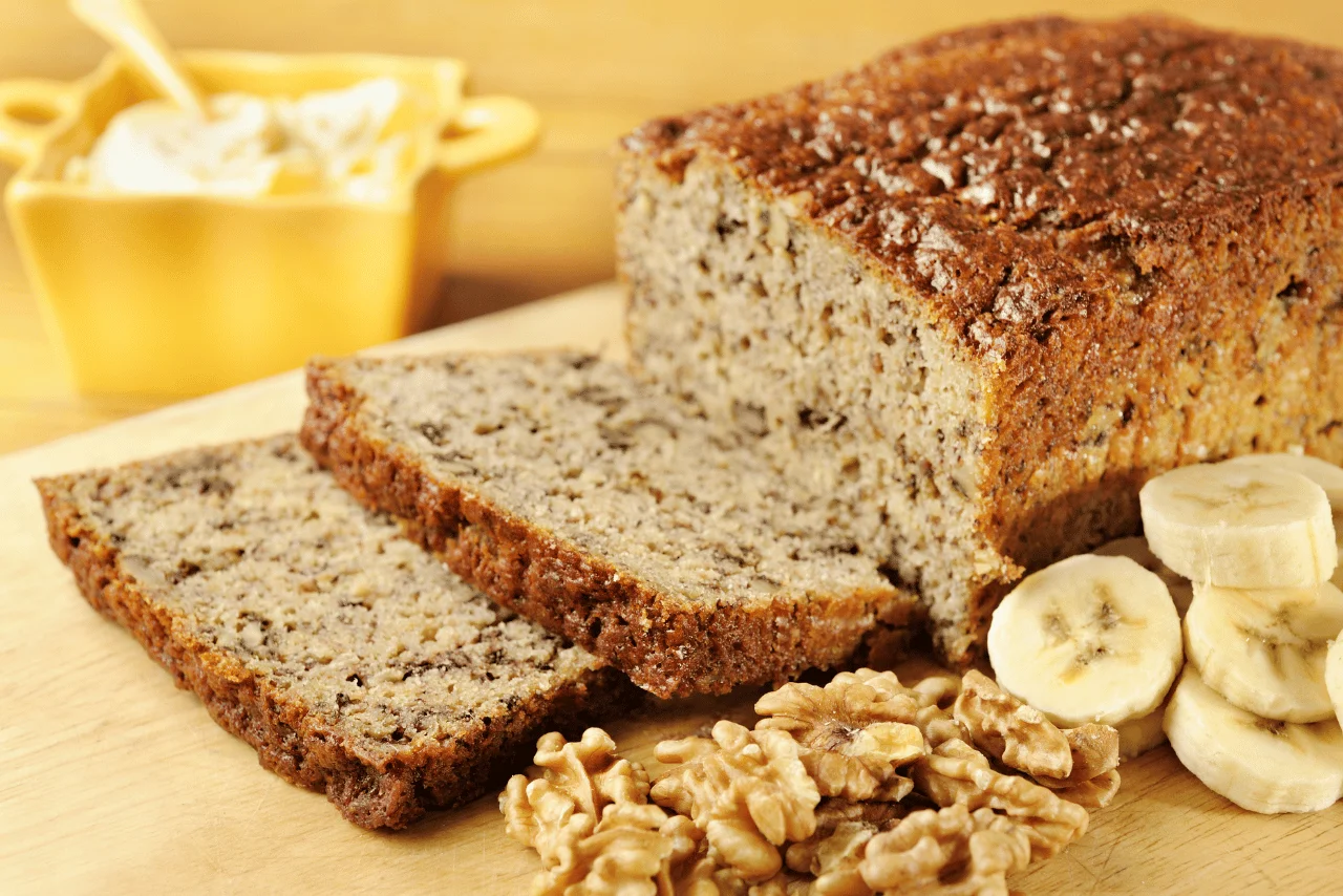 Cevizli ve muzlu unsuz kek dilimleri