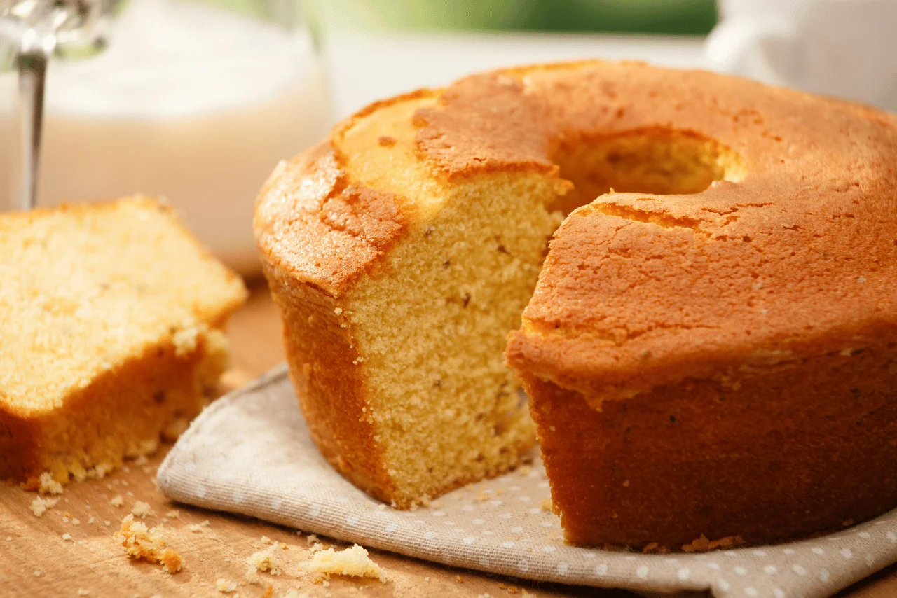 Fırından çıkmış altın rengi unsuz kek