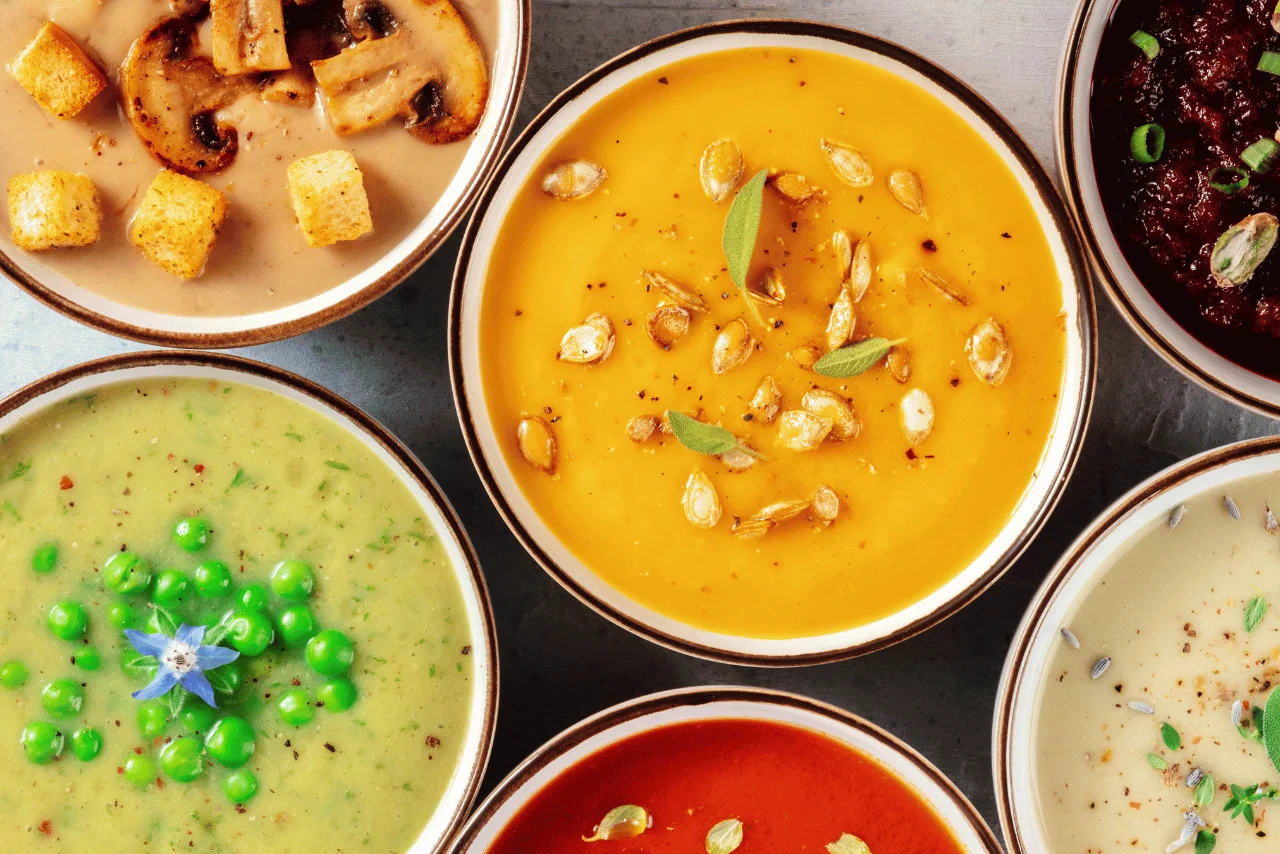 Yoğurtlu mantı ve yanında baharatlarla servis